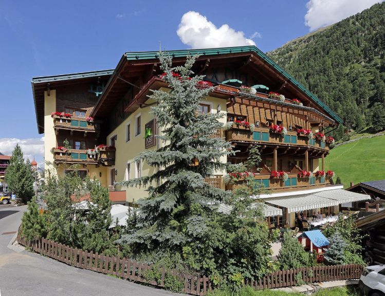 Alpinhotel Post im Sommer - © Hotel post