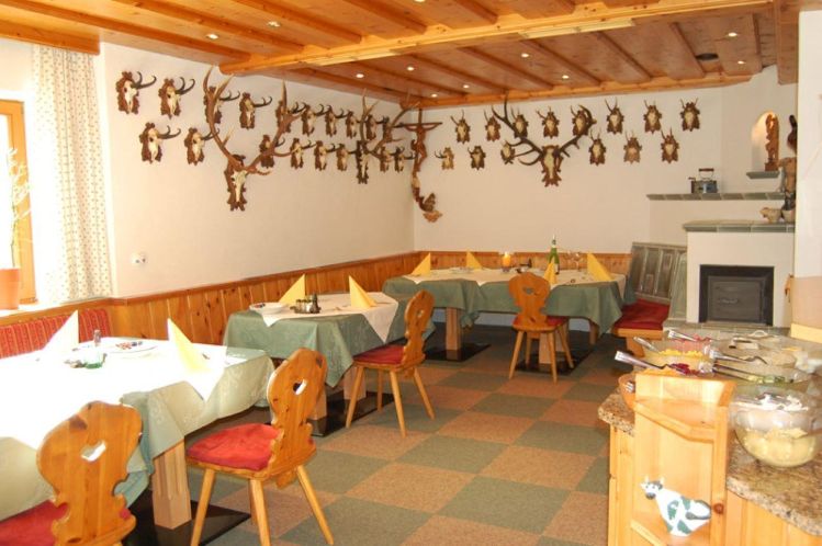 Gasthof Waldesruh_Kaminstube mit Buffet